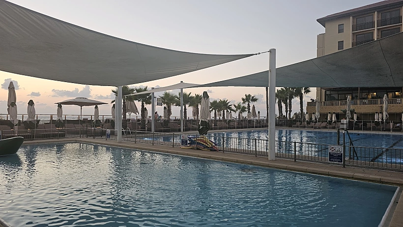 מתחם הבריכה בשקיעה דן אכדיה ריזורט