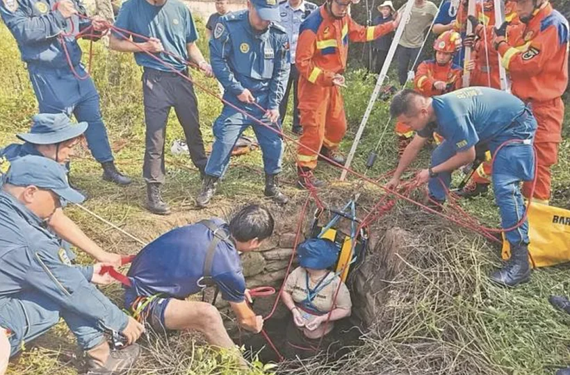 נפלה לבור עם נחשים ושרדה