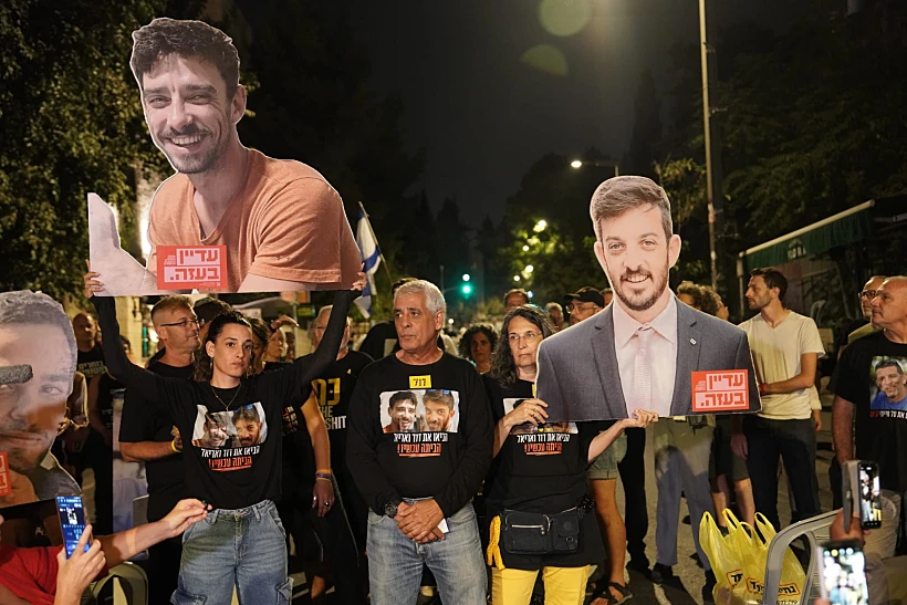 ארבל יהוד ואביה יחיאל עם תמונתו של בן זוגה אריאל קוניו