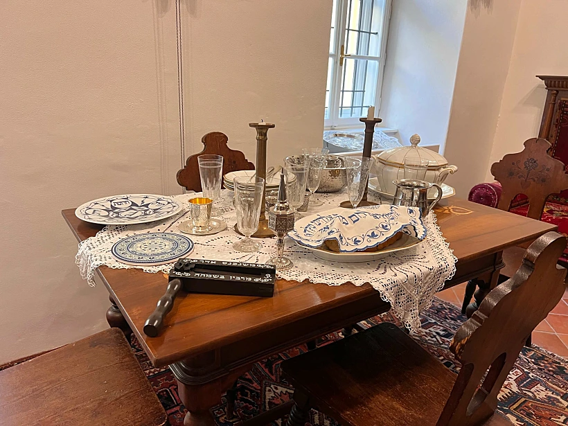 שולחן אוכל בבית מגורים יהודי אופייני אופייני בבוסקוביצה צ'כיה
