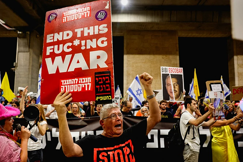 מפגינים למען השבת החטופים בנתב"ג לקראת המראת רה"מ לניו יורק