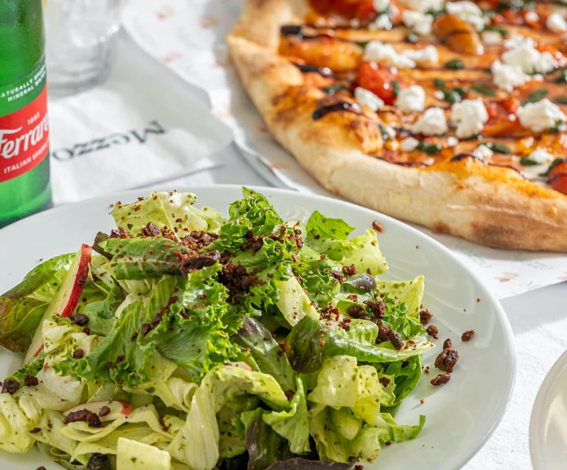 פיצה כפרית לצד סלט עלים מרענן במסעדת "mezzo"