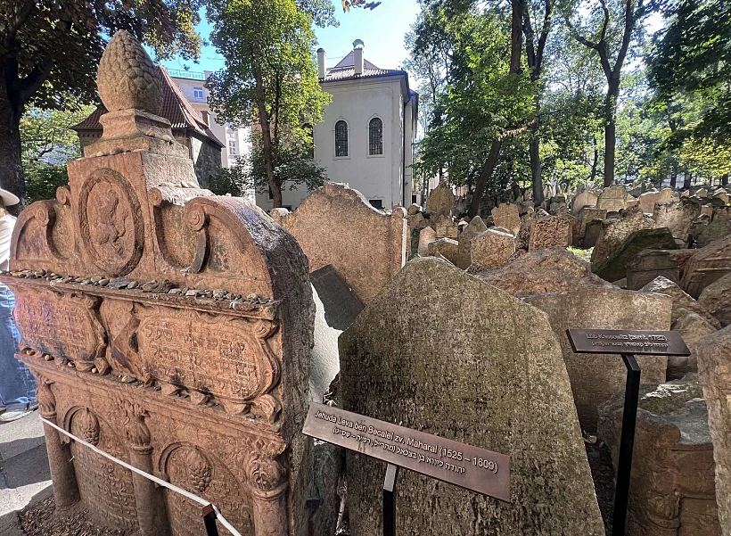 הקבר של המהר"ל בבית הקברות היהודי העתיק בפראג