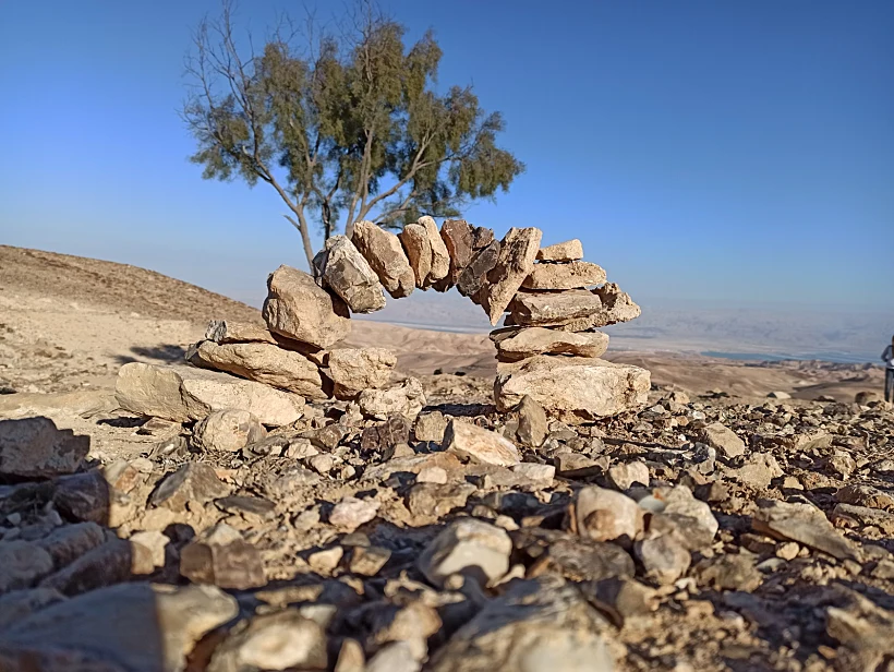 איזון אבנים במדבר