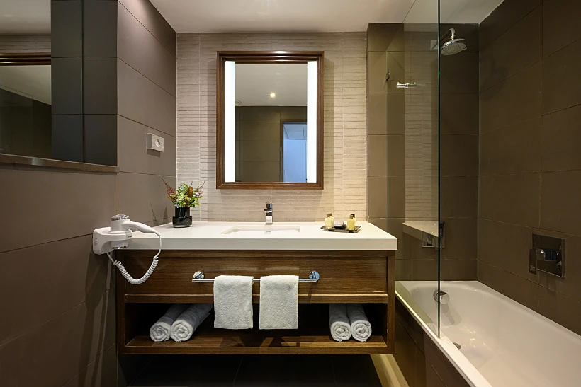 חדר המקלחת בחדר במלון "מלכת שבא"