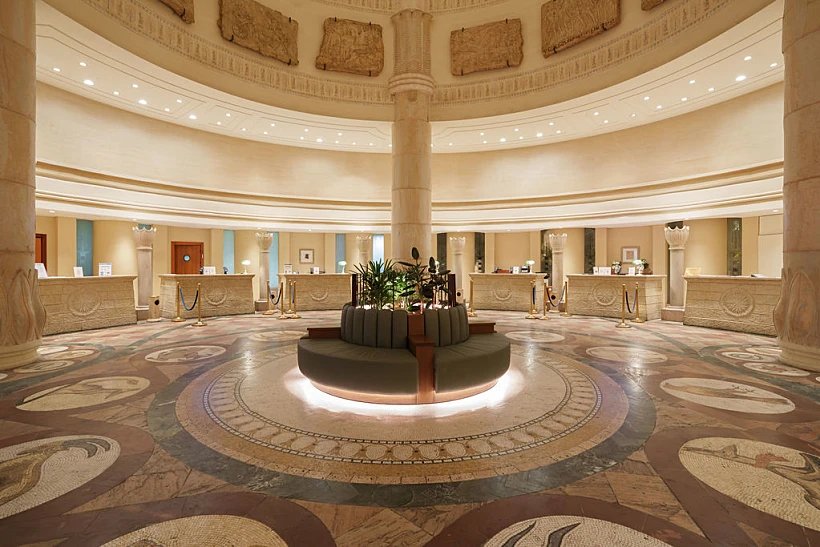 הלובי המפואר של מלון "מלכת שבא"