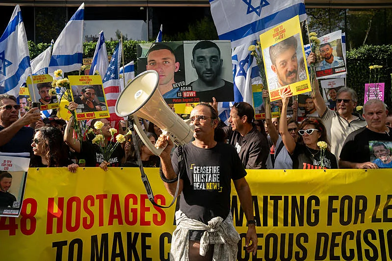 משפחות חטופים מפגינות מחוץ למטה האו"ם בזמן נאום נתניהו