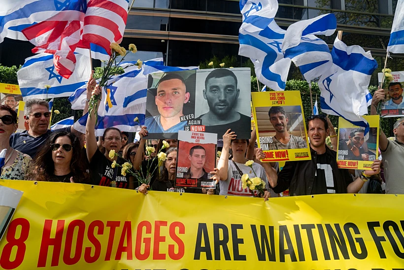 משפחות חטופים מפגינות מחוץ למטה האו"ם בזמן נאום נתניהו