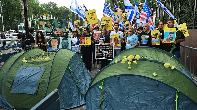 משפחות חטופים מפגינות מחוץ למטה האו"ם בזמן נאום נתניהו