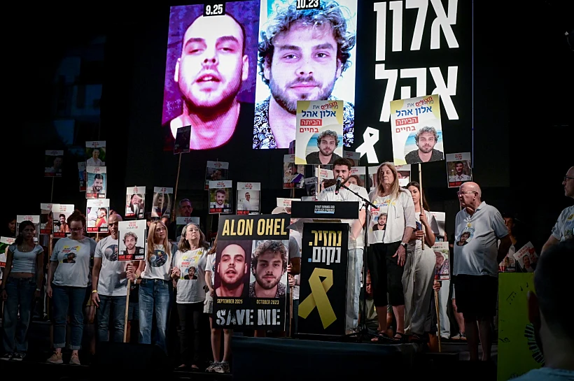 תמונתו של אלון אהל בכיכר החטופים