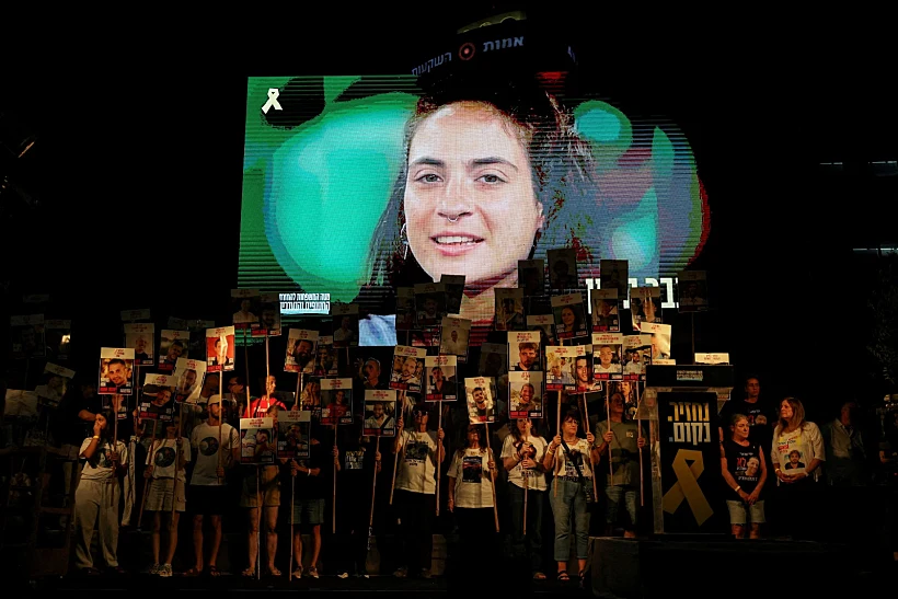 תמונתה של ענבר הימן בכיכר החטופים