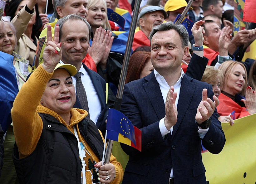 ראש ממשלת מולדובה דורין רצ'אן עם תומכי מפלגת הפעולה והסולידריות הפרו-אירופית של מולדובה (PAS) בעצרת בקישינב, מולדובה