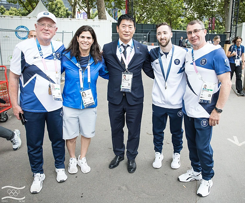 גילי לוסטיג, מנכ"ל הוועד האולימפי, עם המשלחת לאולימפיאדת פריז