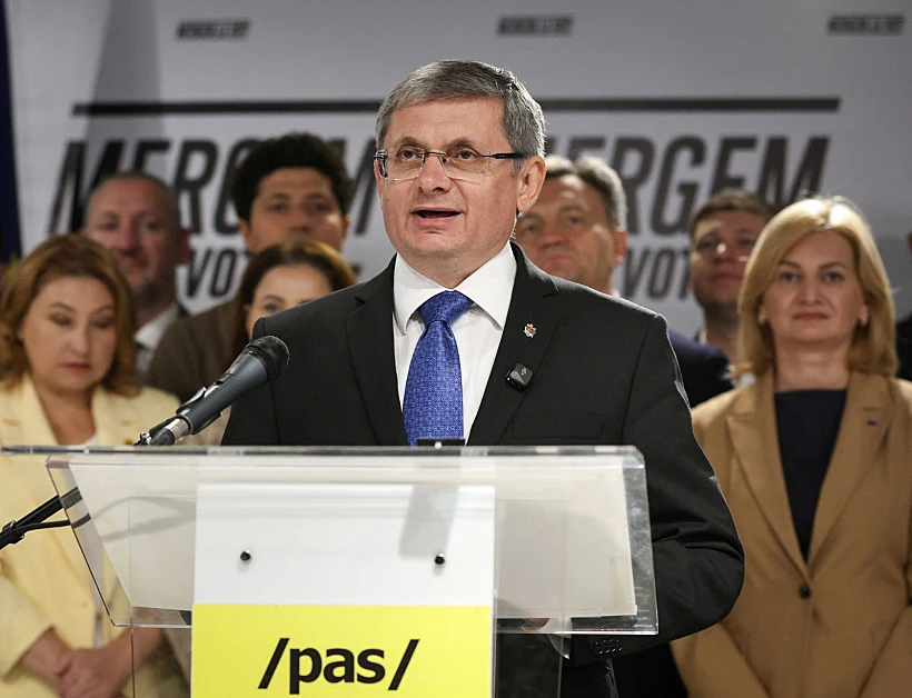 איגור גרוסו, יו"ר הפרלמנט ויו"ר מפלגת הפעולה והסולידריות (PAS), מוסר הצהרה במטה המפלגה לאחר ההכרזה על תוצאות הבחירות בקישינב, מולדובה