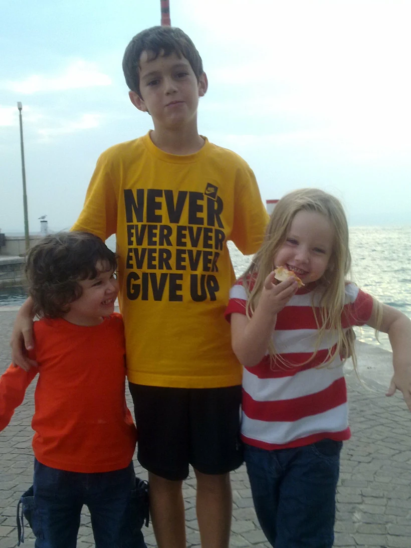 יפתח יעבץ בילדותו עם אחיו הקטנים