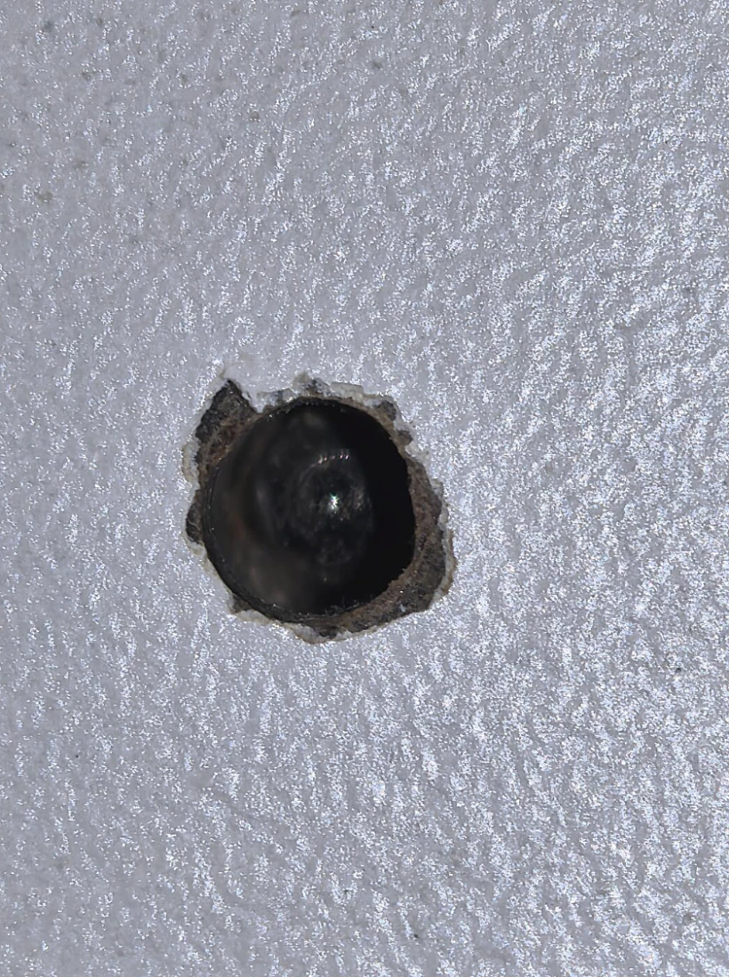 החור שהתגלה בשירותים