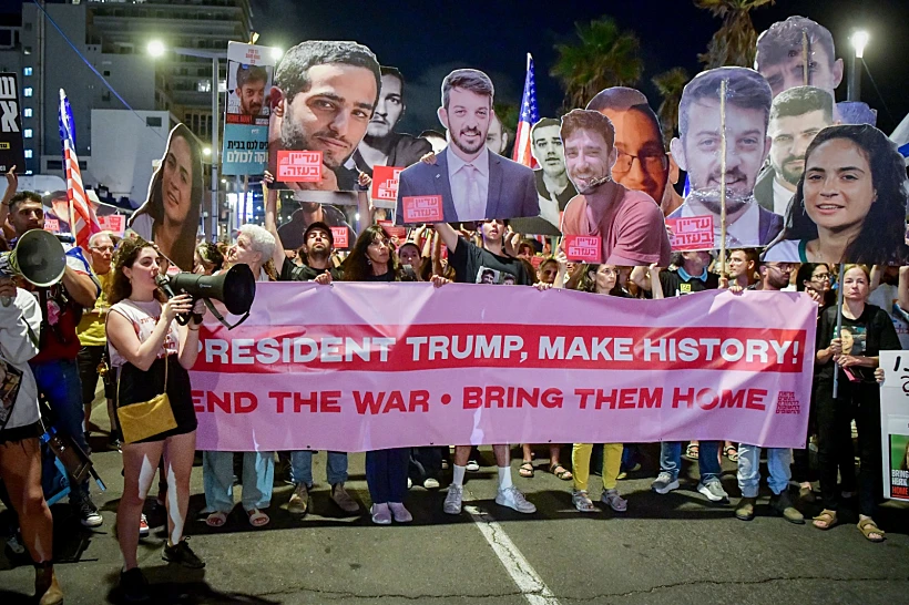 מפגינים למען החטופים מול הקונסוליה האמריקנית בתל אביב