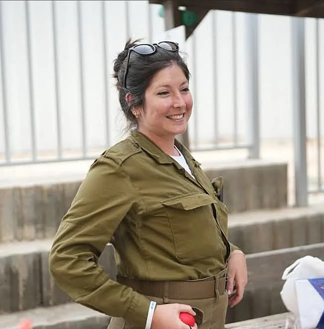 שירה אמונה אמסלם על מדים