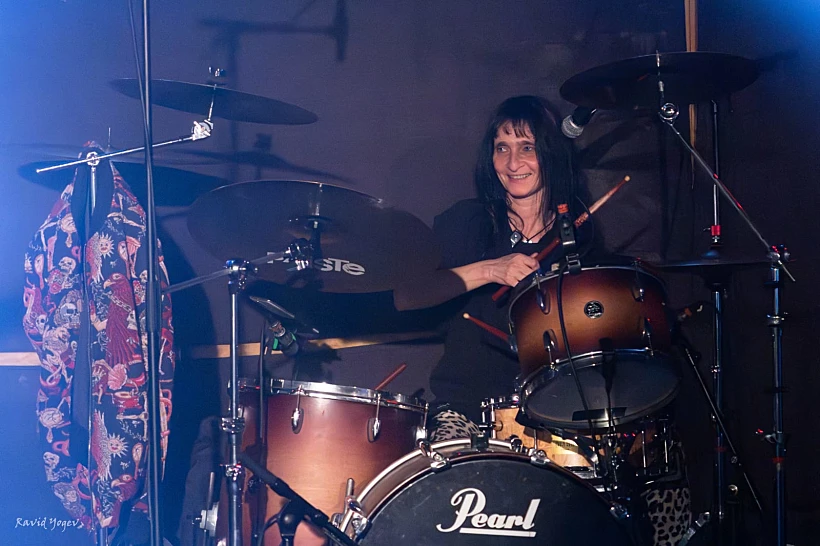 יעל כהן על התופים