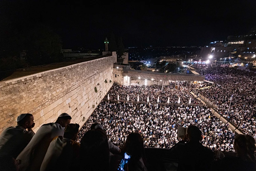 מתפללים ברחבת הכותל המערבי