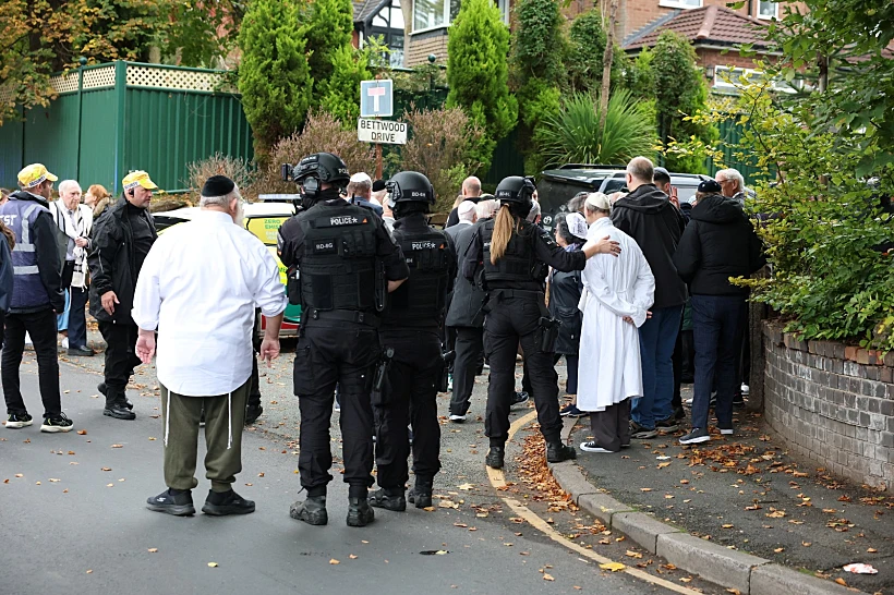 מתפללים מחוץ לבית הכנסת שבו אירע הפיגוע במנצ'סטר