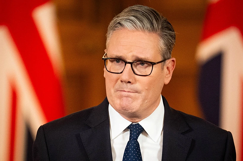 ראש ממשלת בריטניה קיר סטארמר בדאונינג 10