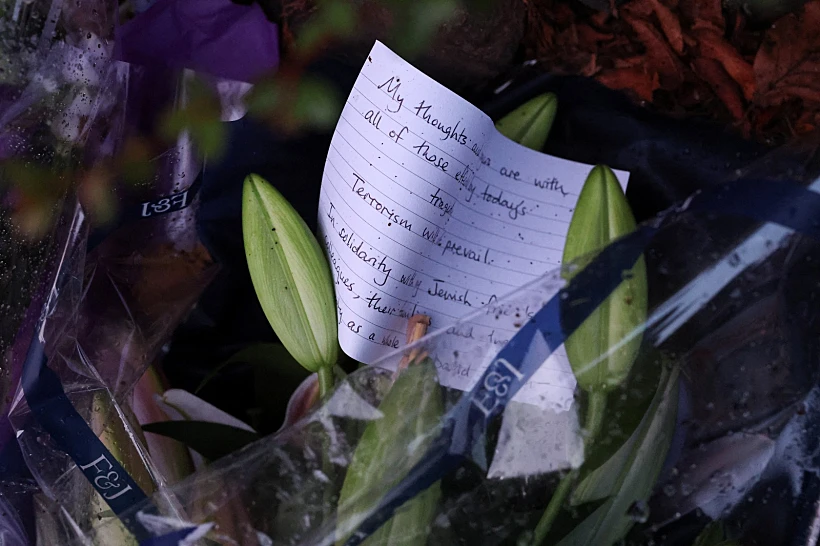 פרחים בזירת הפיגוע בבית הכנסת במנצ'סטר