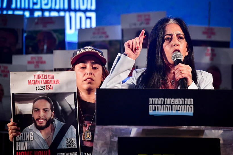 עינב צנגאוקר ואילנה גריצ'ווסקי בנאום בכיכר החטופים בתל אביב