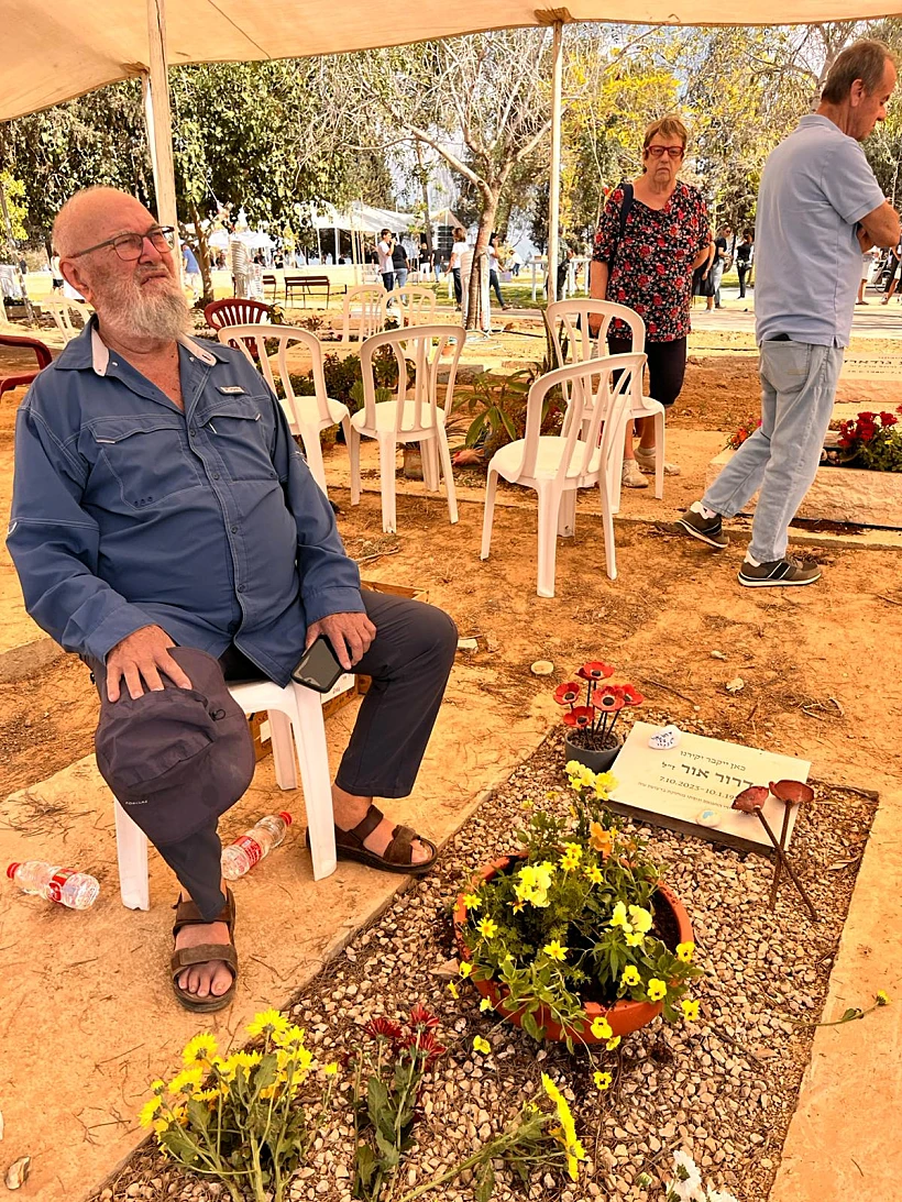 יובל אור ליד חלקת הקבר השמורה לבנו - החלל החטוף דרור אור