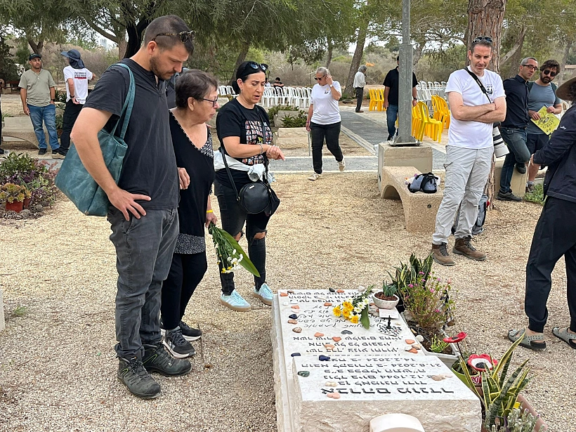 אזכרה לנרצחי 7 באוקטובר בניר עוז