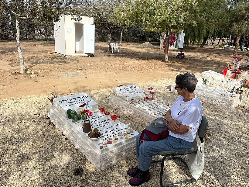 יוכבד ליפשיץ על קברו של בעלה עודד שנרצח בשבי חמאס