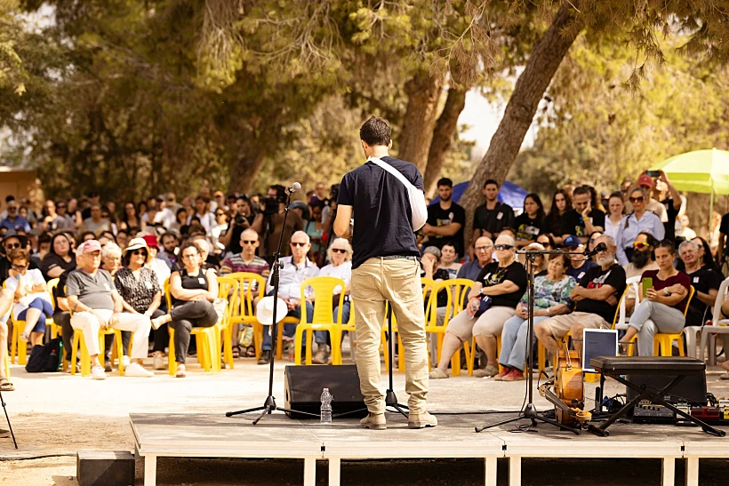 שורד השבי שגיא דקל-חן באזכרה לנרצחי 7 באוקטובר בניר עוז