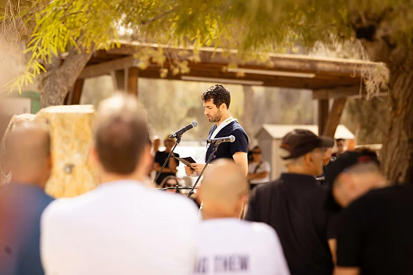 שורד השבי שגיא דקל-חן באזכרה לנרצחי 7 באוקטובר בניר עוז