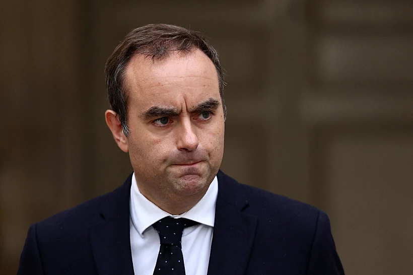 ראש ממשלת צרפת סבסטיאן לקורני מודיע על התפטרותו