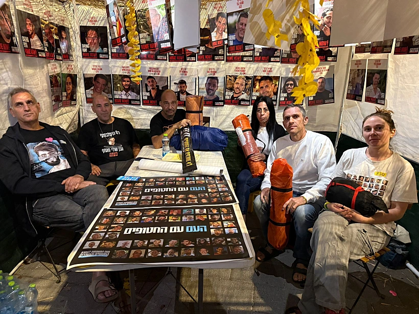 משפחות החטופים בסוכת ההצלה מחוץ למעון רה"מ בירושלים