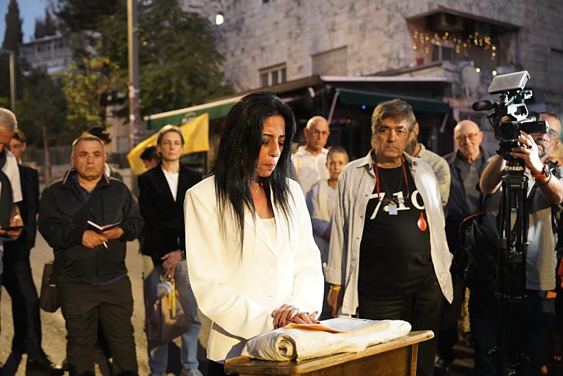 עינב צנגאוקר בתפילת ערב חג הסוכות של משפחות החטופים מול מעון רה"מ