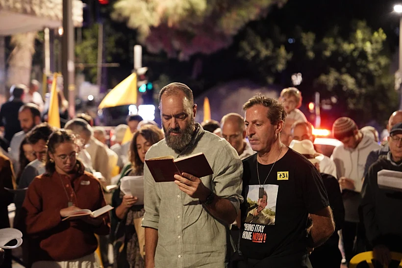 ג'ון פולין ורובי חן בתפילת ערב חג הסוכות של משפחות החטופים מול מעון רה"מ