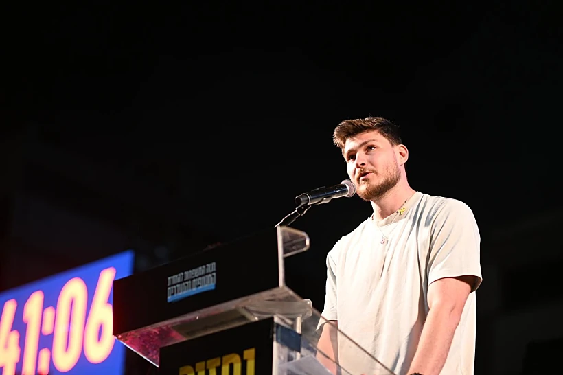 סשה טרופנוב בכיכר החטופים