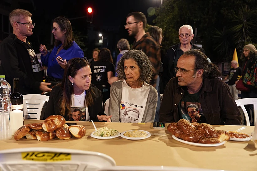 ענת אנגרסט עם ויקי ויהודה כהן מול מעון רה"מ בירושלים