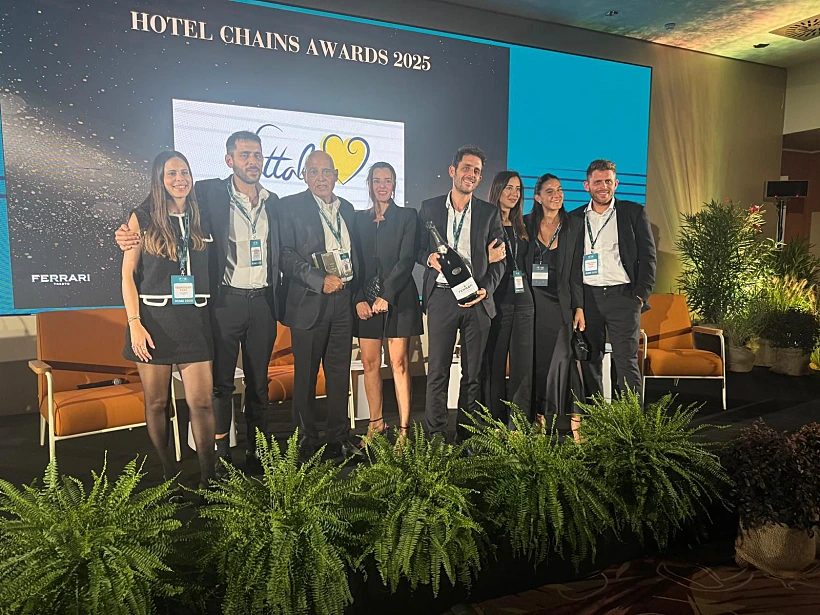 Whatsapp Image 2025 דוד פתאל מקבל את הפרס בטקס באיטליה