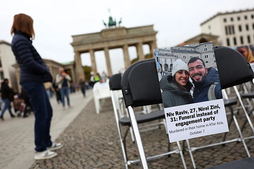 תמונתם של ניב ורביב וניראל זיני שנרצחו בביתם בכפר עזה, במיצג הנצחה בברלין