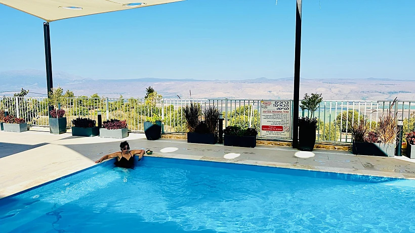 בריכה מחוממת ל-28 מעלות באחוזת גפנים