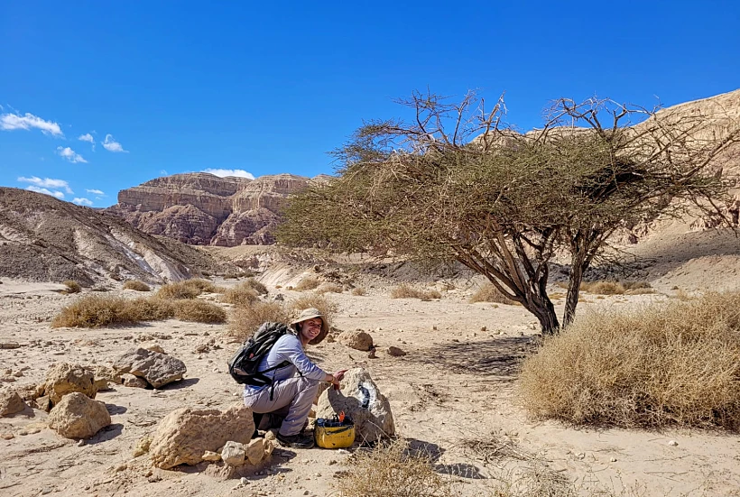 מסמן שבילים בעבודה בפארק תמנע