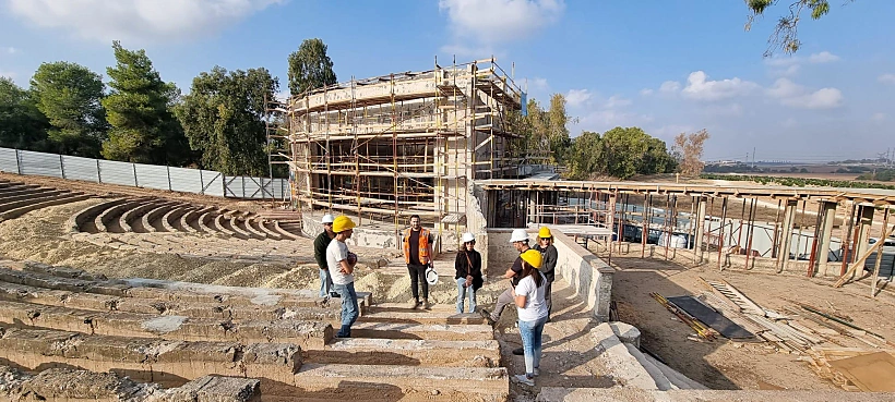 האמפי ביער גברעם במהלך השיפוץ