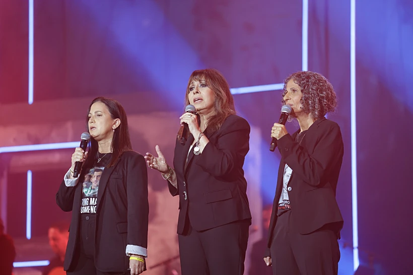 טקס הזיכרון הלאומי של המשפחות לציון שנתיים ל-7 באוקטובר, ירדנה ארזי עם ויקי כהן וענת אנגרסט