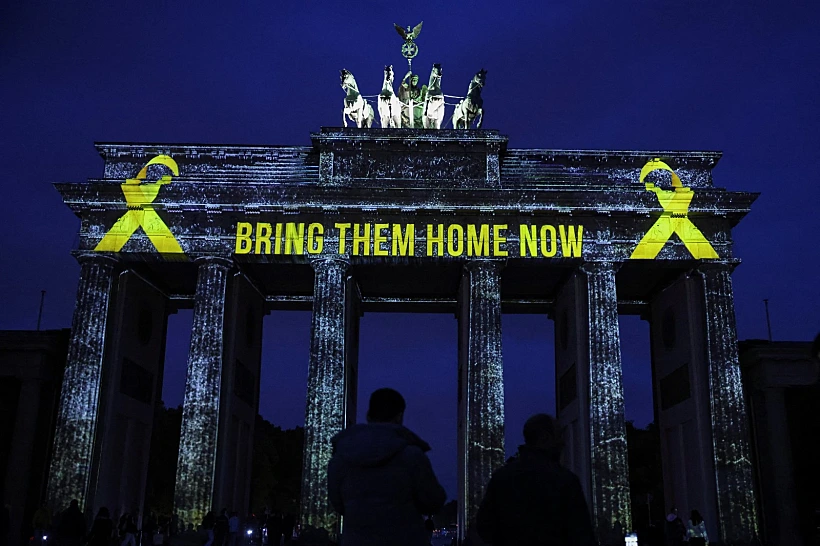 שער ברנדנבורג בברלין מואר בסמל החטופים לציון שנתיים ל-7 באוקטובר