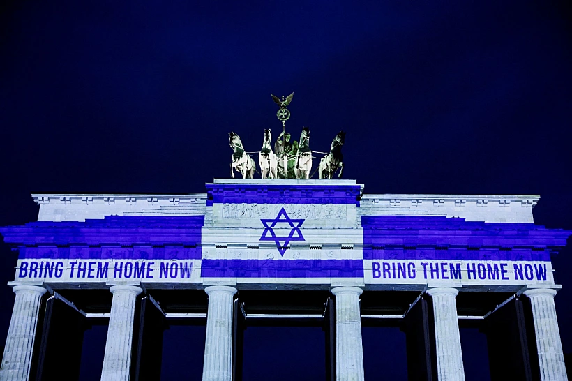 דגל ישראל בשער ברנדנבורג בברלין לציון שנתיים ל-7 באוקטובר