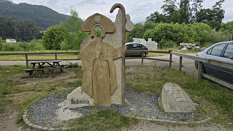 פסל של צליינים - מסלול "הקמינו פורטוגז"