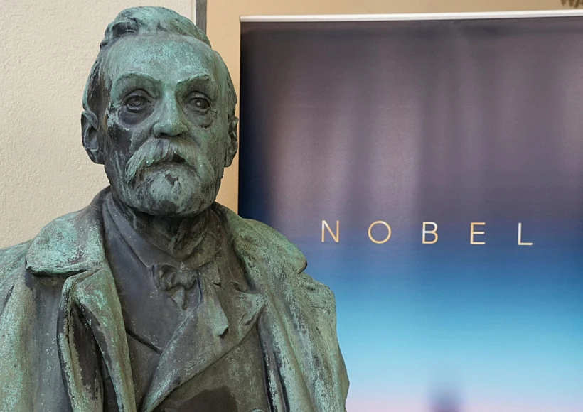 פסל של אלפרד נובל שעל שמו הפרס