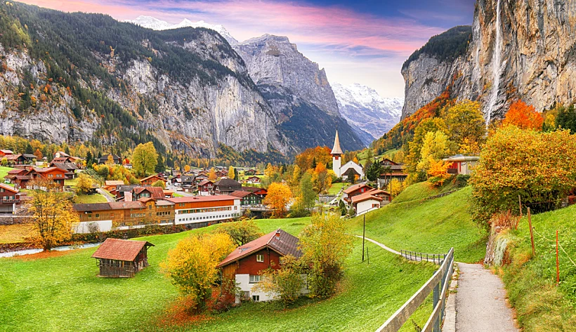 עמק לאוטרברונן בשוויץ בסתיו